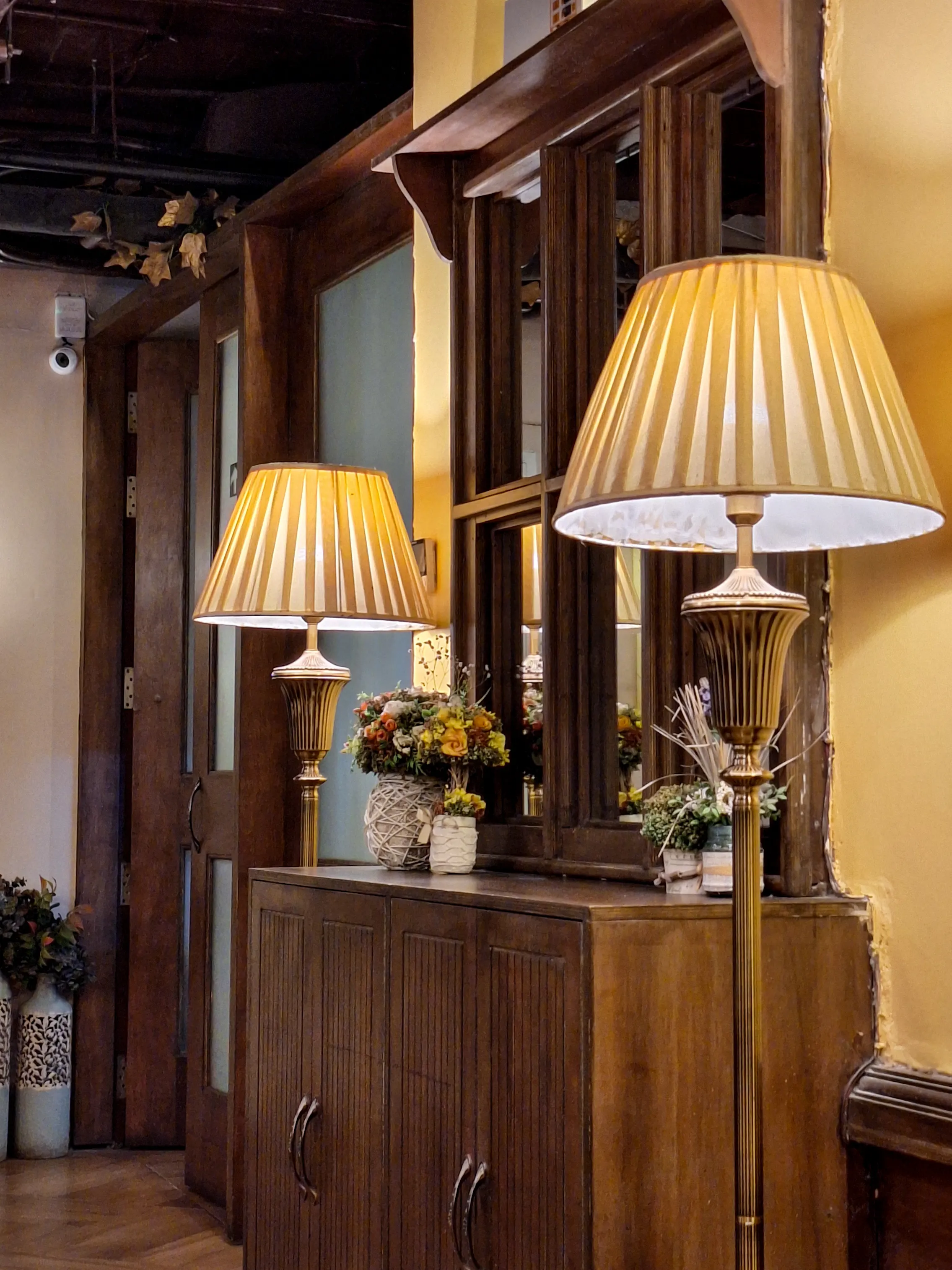 Stylish Interior with Decorative Elements (MAMAGOCHO)